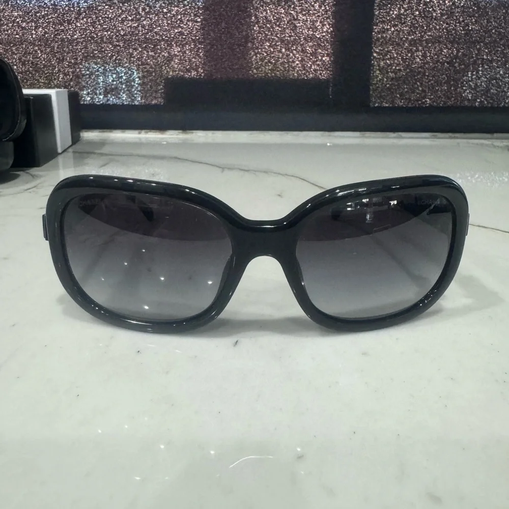 Chanel sunglasses, worn twice on our honeymoon 🙈 - Picture 6 of 8